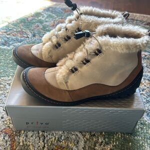PRIVO BY CLARKS BOOTS IN SZ 7 M… GENTLY USED…VERY COMFORTABLE AND WARM!!!